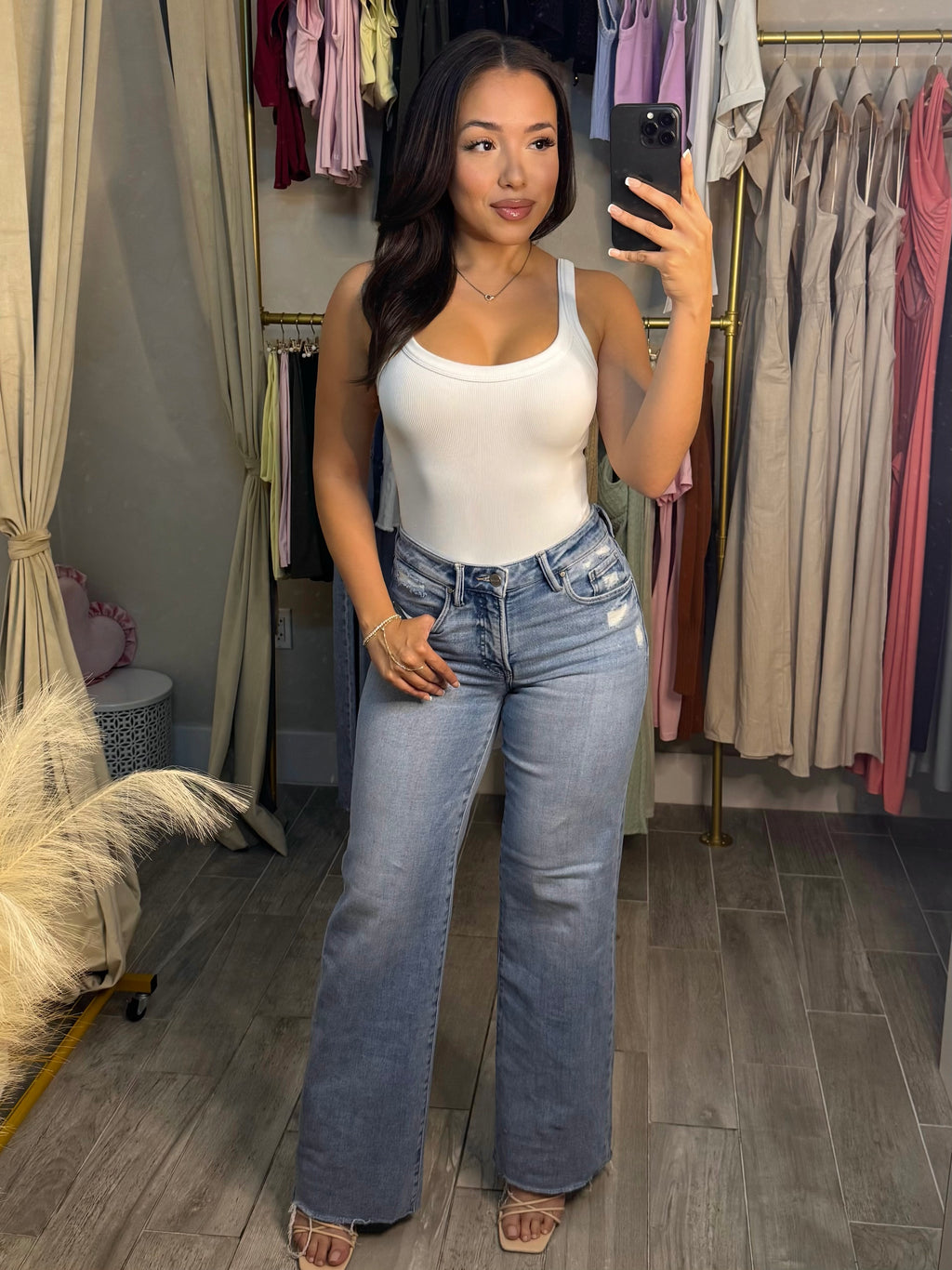 LIGHT WASH DISTRESSED JEANS